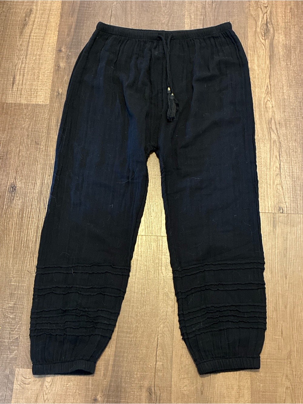 sundays women’s Black crinkle lightweight pants with Ribbed Thigh Detail size 3